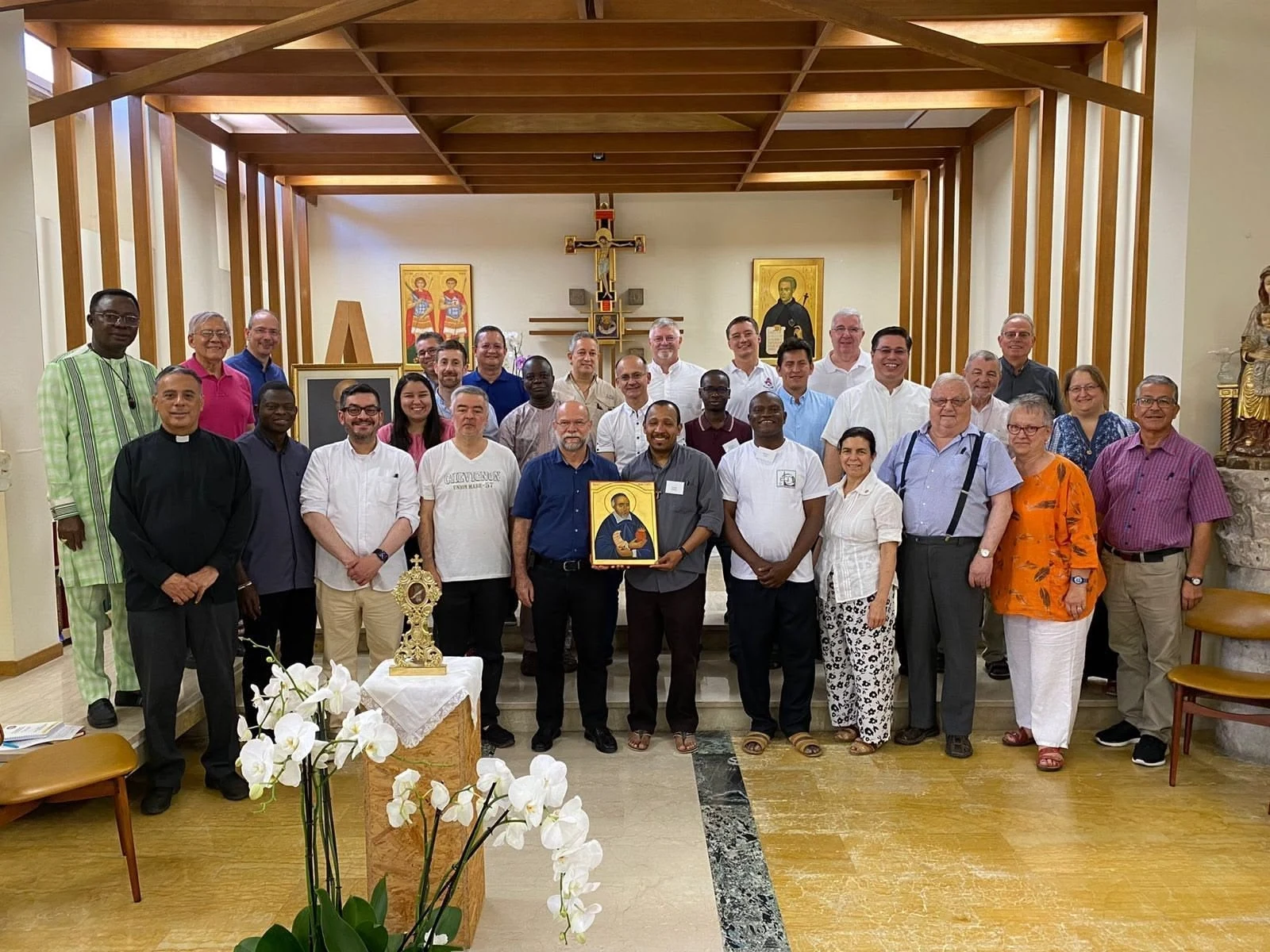 Membres de la Congregazione di Gesù e Maria réunis dans une chapelle