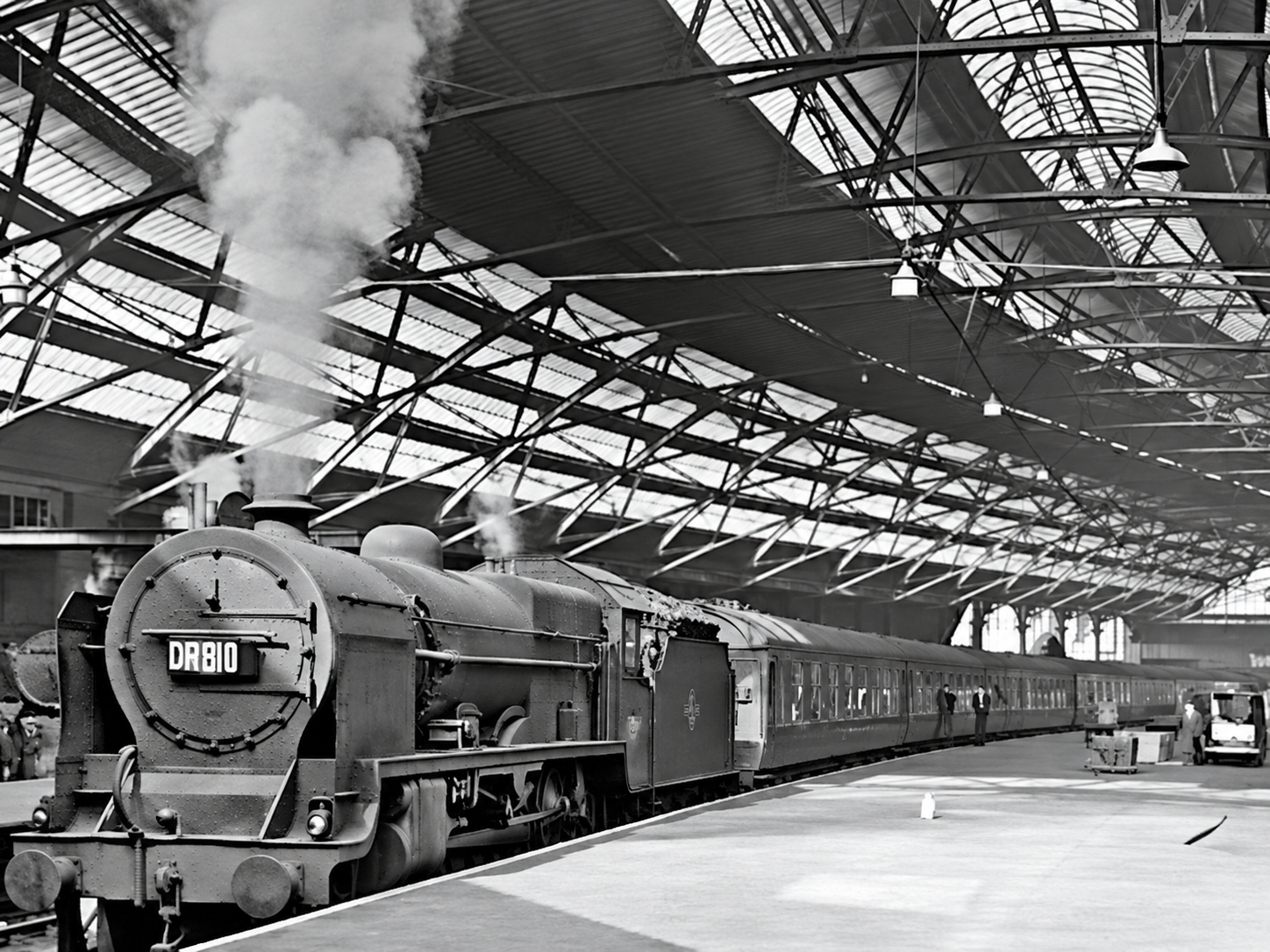 Train à vapeur dans une gare couverte