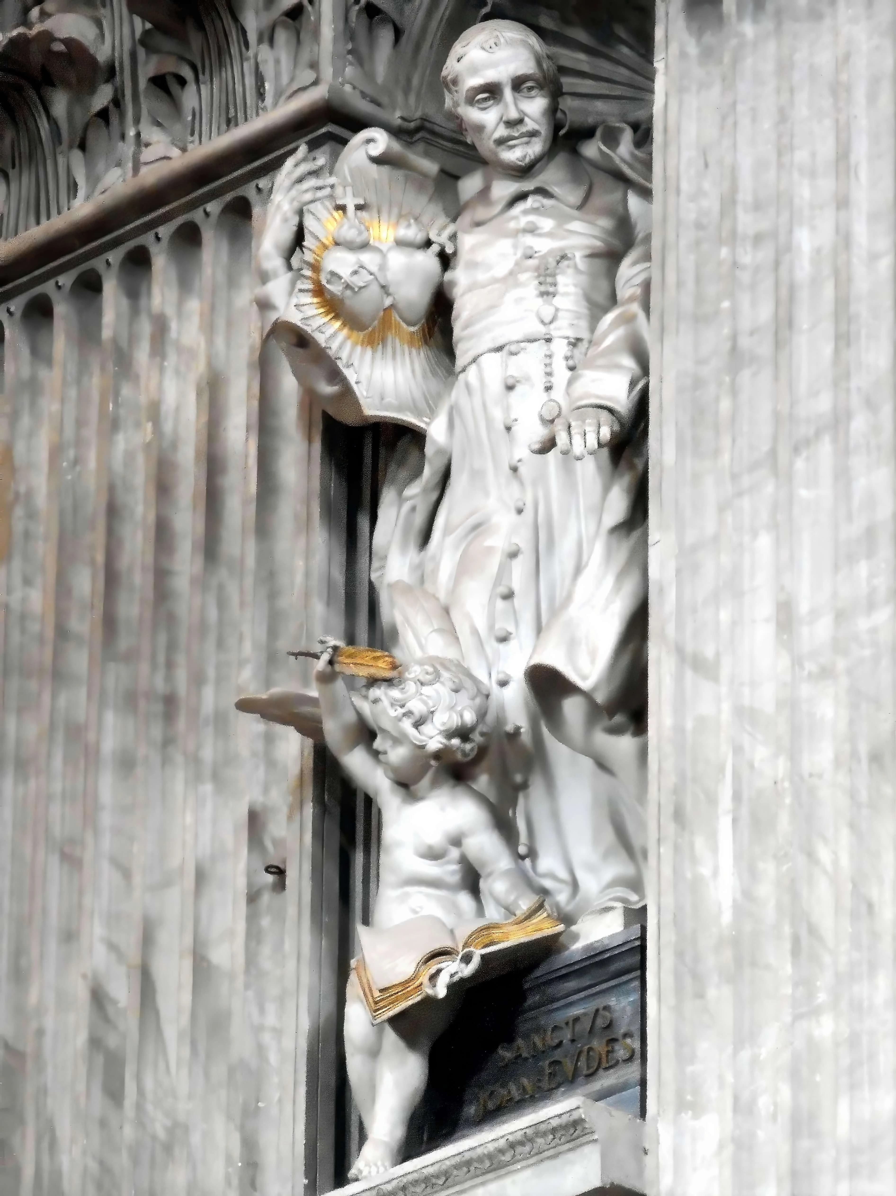 Statue di san Giovanni Eudes tenant les Cœurs de Jésus et de Marie
